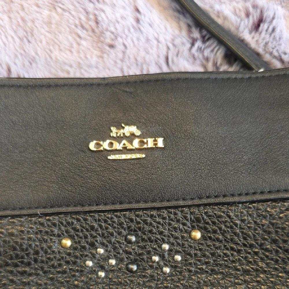 Coach Black Leather Shoulder Bag with Textured Design - Picture 6 of 8